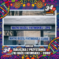 na zdjęciu tablica przystankowa oraz grafika WOŚP